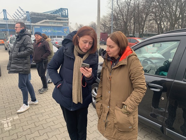 Un volontaire utilise une application Google traduction pour dialoguer avec une réfugiée ukrainienne